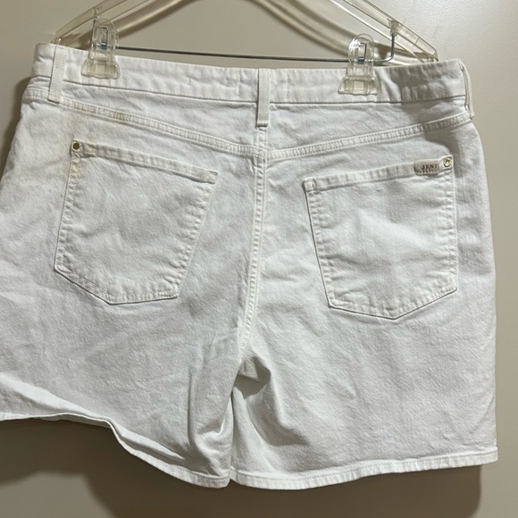 Jen7 White Jean Shorts in Size 14 - Picture 2 of 5